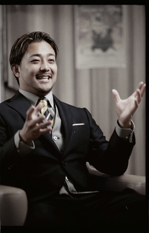 代表取締役、林 哲也が話をしている写真