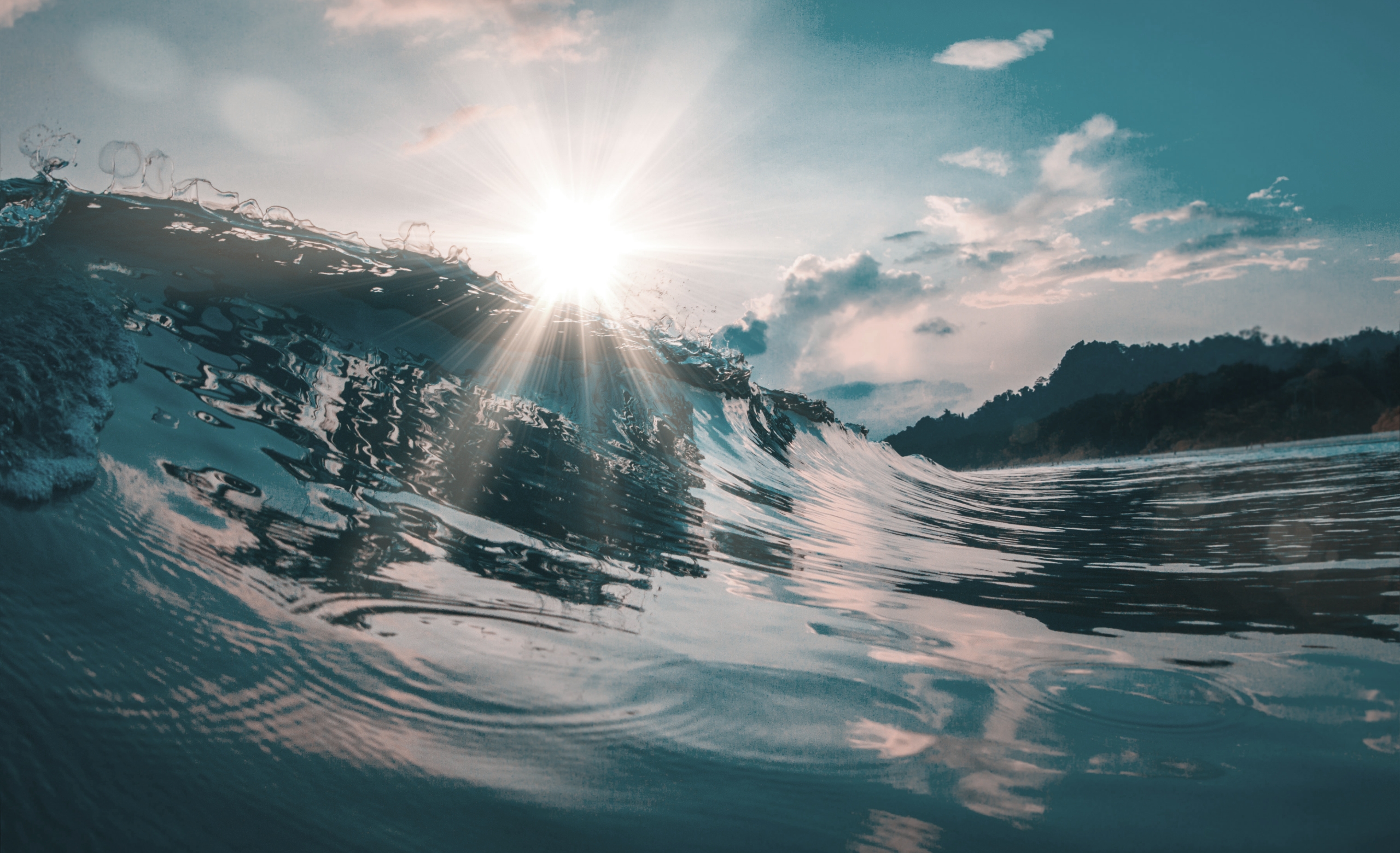 Swell=波とうねり、を表現した海の写真のメインビジュアル